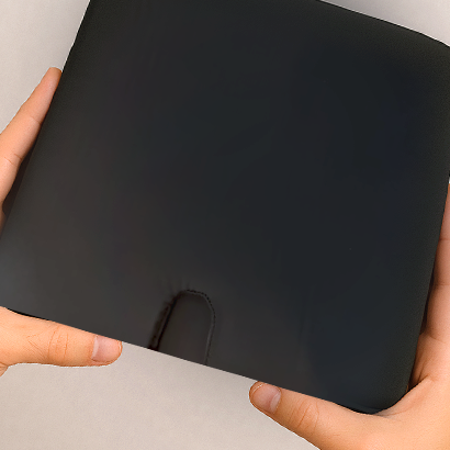 איש מחזיק את המוצר Relief360