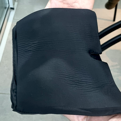 איש מחזיק את המוצר Relief360