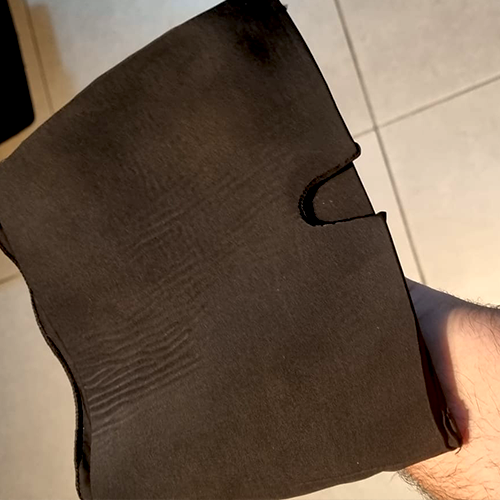 איש מחזיק את המוצר Relief360